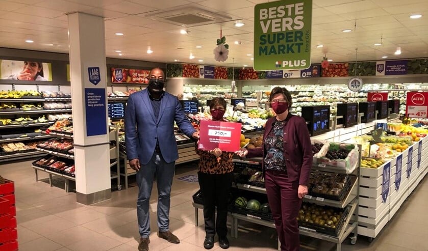 RPV bestuursleden Bertha v.d Wal en Dineke Wegman ontvingen uit handen van Ed Meeuw een cheque ad € 750,00.