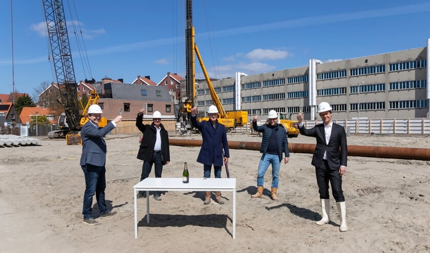V.l.n.r. Wethouder Igor Bal, Marcel Boerenboom (Herkon), Arno Hokke (Herkon), Ferry Moerland (Bouwonderneming Stout) en Wethouder Martijn Hamerslag.