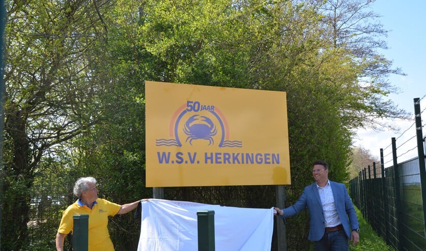 <p>Vijftig jaar WSV Herkingen. Het bord aan de ingang van het terrein werd onthuld door Loes Oranje, voorzitter jubileumcommissie, en Harmen van Dorsser, voorzitter WSV.</p>