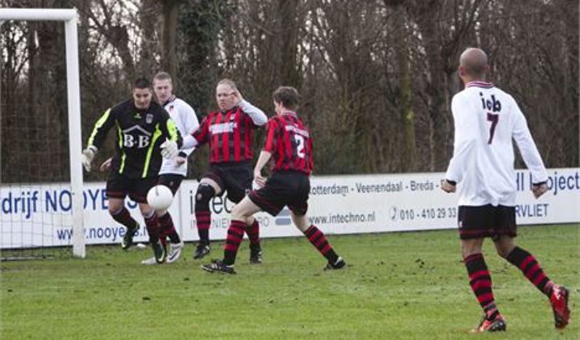 Bryan Meyninger in actie om routinier Ton van den Berg het scoren te beletten. Foto: Wil van Balen.