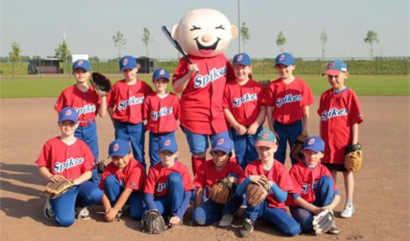 Mascotte Spijkie met de Majors jeugd