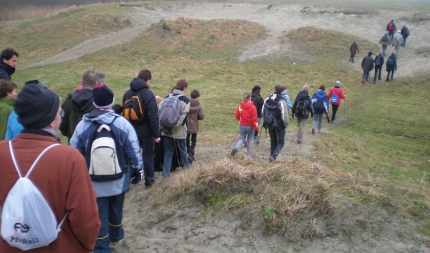 Jarenlang vierden A4-tegenstanders nieuwjaarsdag op de zanddijk in Schipluiden, waarop de snelweg zou komen te lopen. Ze hadden succes: in plaats van op dat zandbed ligt de weg nu in een verdiepte bak. (foto: J. Zomervrucht)