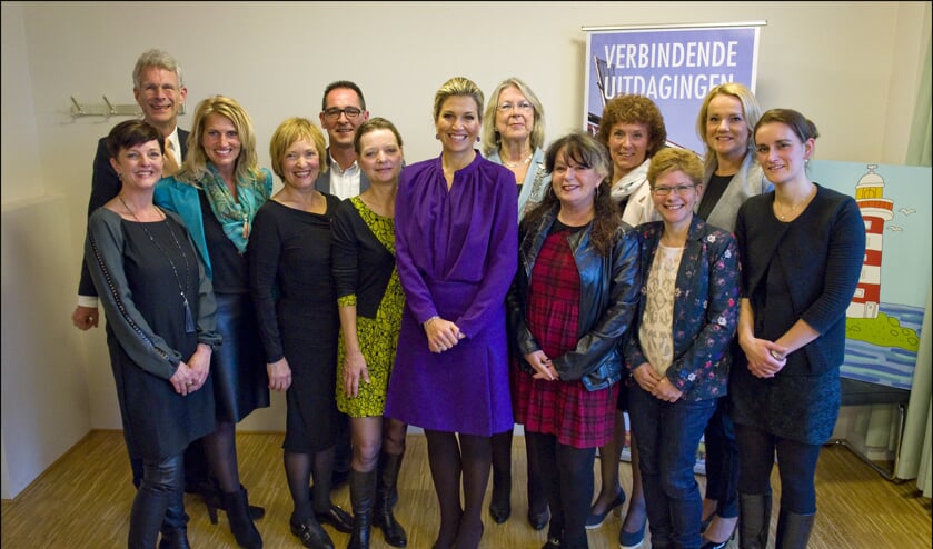 Koningin Maxima omringt door de medewerkers van Ipse de Bruggen in Nootdorp.