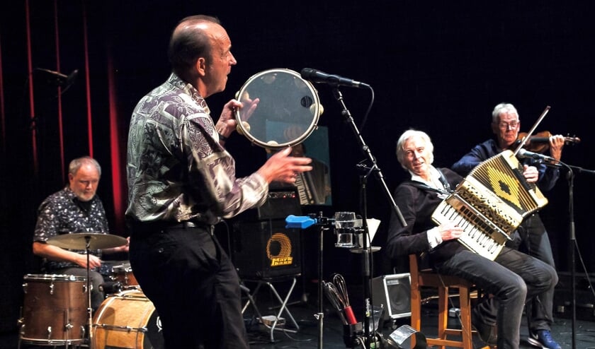Henk de Kat & Friends spelen in het theater hun accordeonblues ook voor de huiskamer (Foto: Bert Lek)