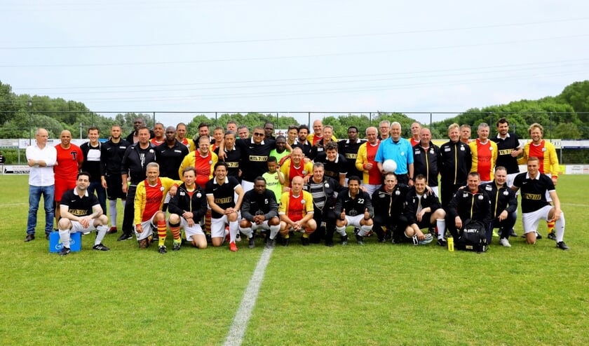 Voetbalwedstrijd tussen de veteranen van SEP en het Artiestenelftal van RTL7.