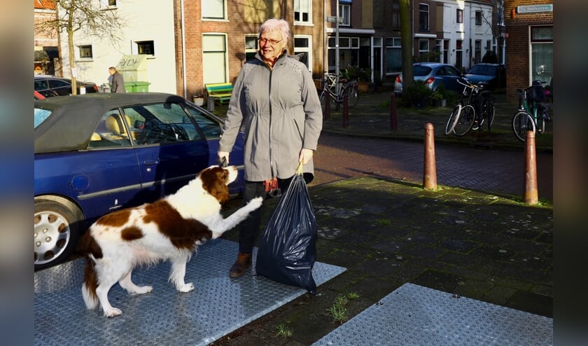 Op deze plek kon Martine Venema haar vuilnis kwijt, maar inmiddels zijn de ondergrondse containers verwijderd en moet zij een stuk verder lopen (Foto: Koos Bommelé)