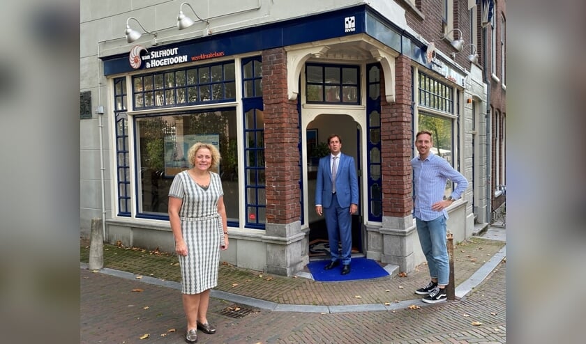<p>Lisette, Jeroen en Rens voor het kantoor op de hoek van de Boterbrug<br>en de Oude Delft.</p>