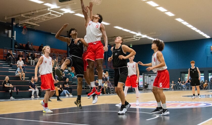 <p>Sydnee gaat samen met zijn team voor de winst!</p>