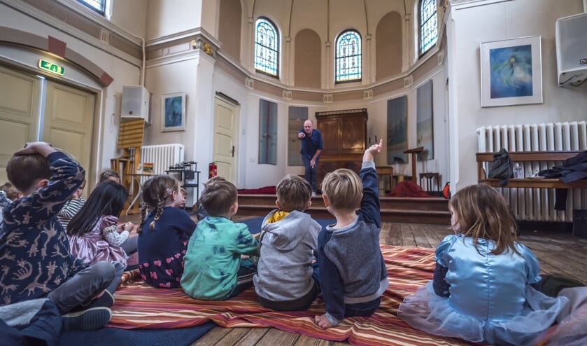 <p>De kinderen zijn aandachtig aan het luisteren (Foto: Fred Leeflang)</p>