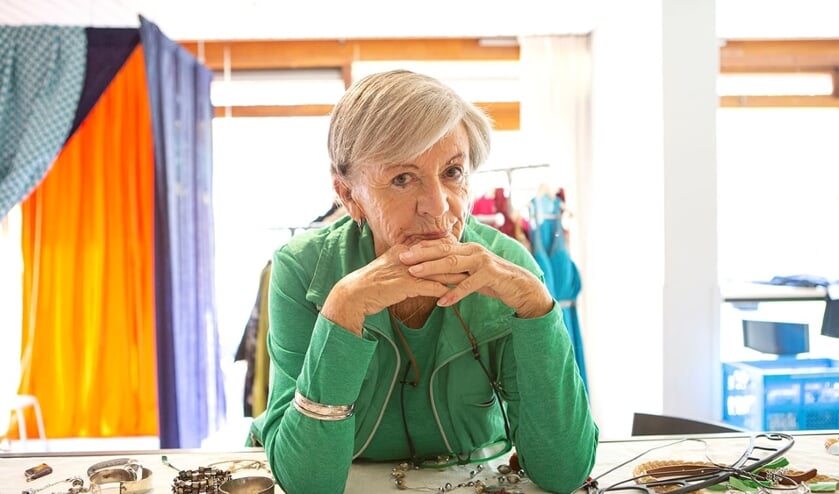 <p>Margaretha met haar spullen tijdens Burendag (Foto: Esther de Cuijper)</p>