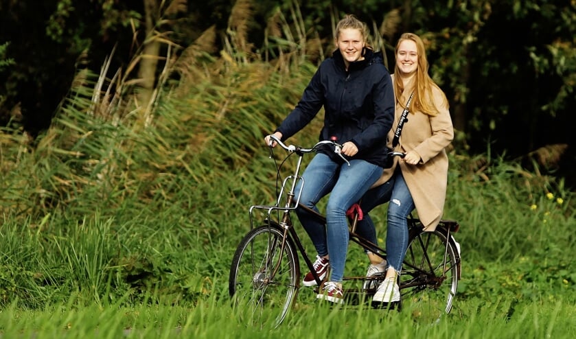 <p>Alyscha en Jet gaan een flinke afstand afleggen op hun tandem (Foto: Koos Bommelé)</p>