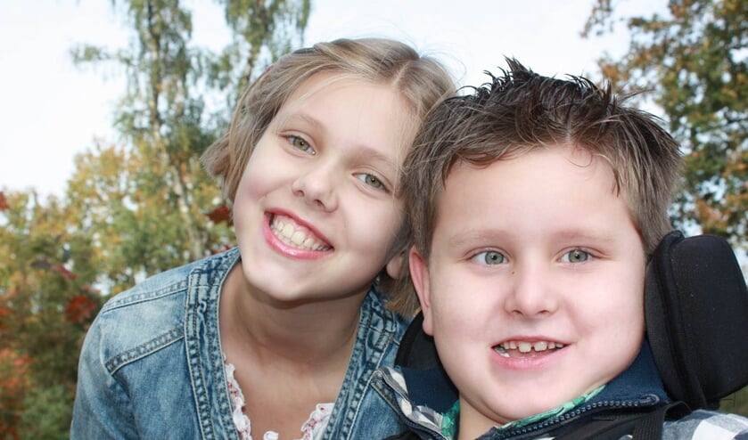 <p>Esmée (9) en haar broertje Quinten (7) die een stofwisselingsziekte heeft.<br>(foto: Stofwisselingsziekten.nl)</p>