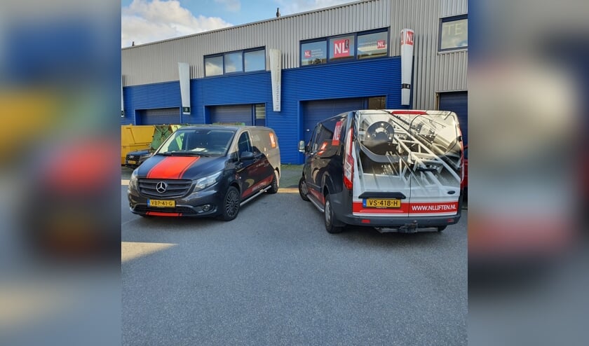 <p>De bestickerde werkbusjes van NL Liften</p>