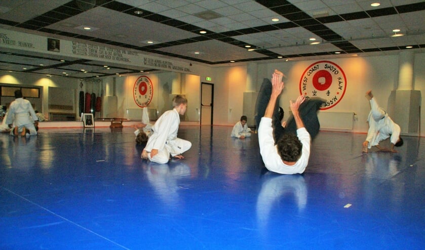 <p>Docent Ivo van der Lans demonstreert tijdens de kinderles één van de<br>Aikido-technieken. (foto: ML)</p>