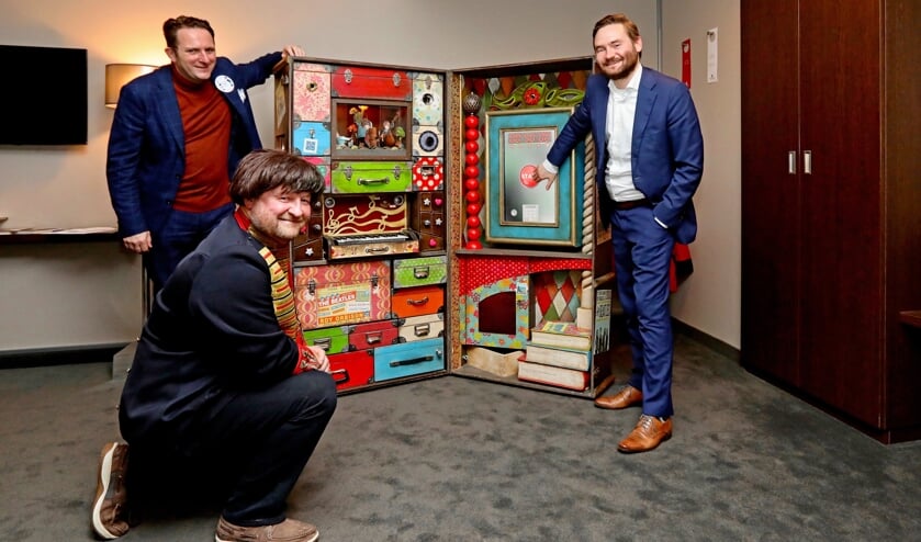 <p>Frank Kastelein, Rogier Camijn en wethouder Bas Vollebregt bij de 'vergeten koffer' van Paul McCartney (Foto: Koos Bommelé) </p>