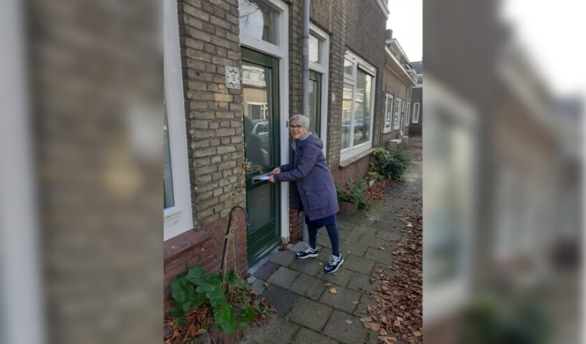 <p>Wethouder Schrederhof bezorgt het eerste bedankje</p>