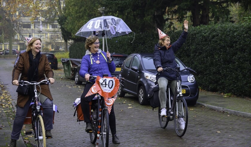 <p>Yvonne Kaijer, Linde Ras en Yvonne Den Haan bij hun aankomt bij één van de schoolgebouwen (Foto: Jos Harpman) </p>