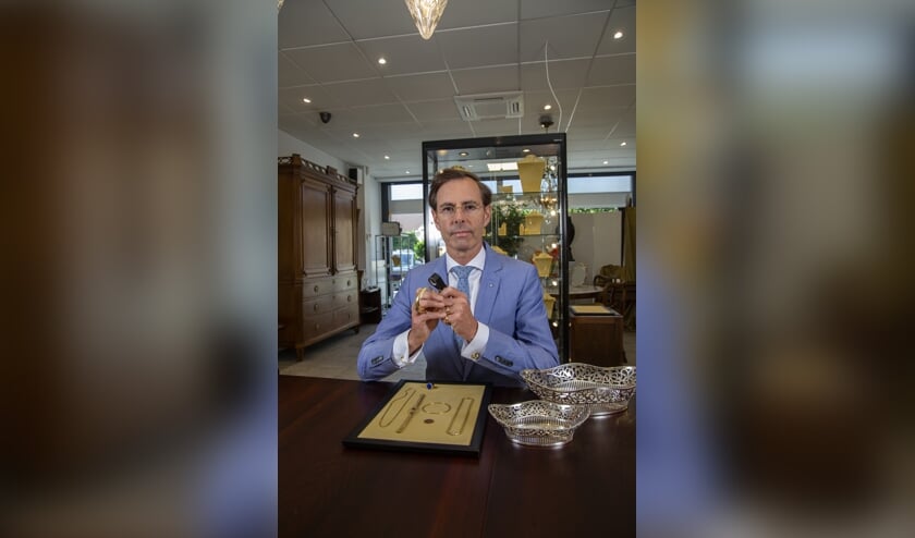 <p>Chris van Waes, Juwelier, Antiquair uit Poeldijk is gespecialiseerd in oude sieraden </p>