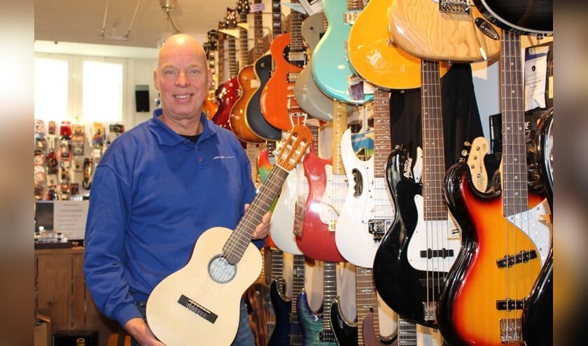<p>Boy met een gitalelle: een soort kruising van een gitaar met een ukelele. (Foto: EvE) </p>