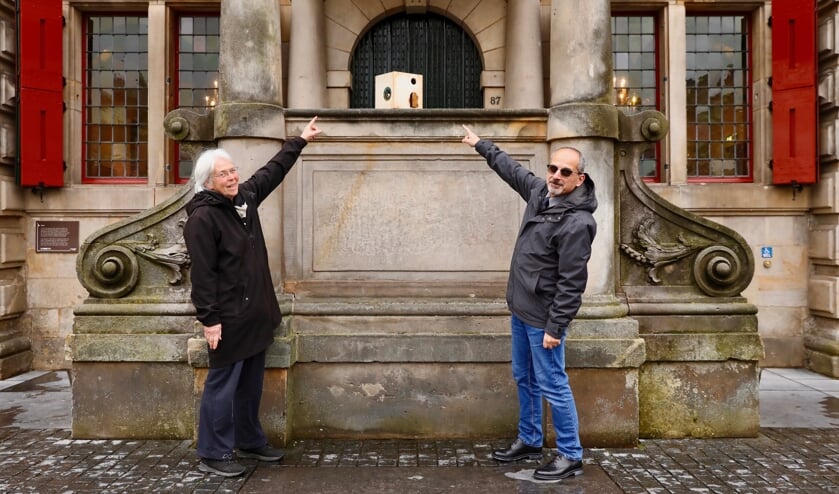 <p>Joke Tummers (links) geeft de Doorkijker deze maand door aan Tayseer Mawed (rechts) (Foto: Koos Bommelé)</p>