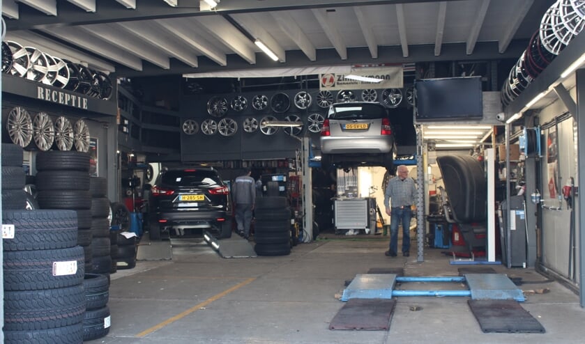 <p>Bij Sky Bandennet zetten ze vakkundig nieuwe banden onder uw auto. (Foto: EvE) </p>