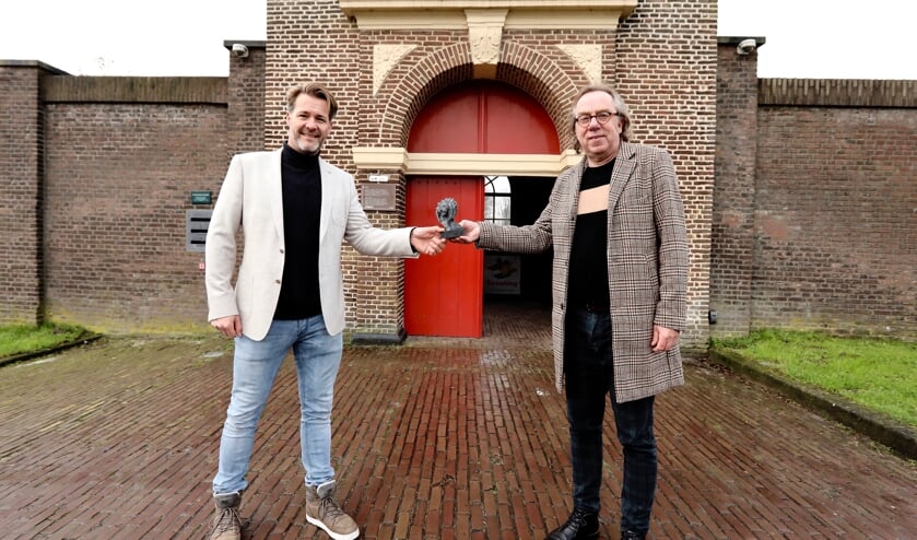 <p>Dé Delftenaar van het Jaar 2020, René van Dijk (l), krijgt de prijs uitgereikt door Dé Delftenaar van het Jaar 2019, Jan van der Mast (r) (Foto: Koos Bommelé)</p>