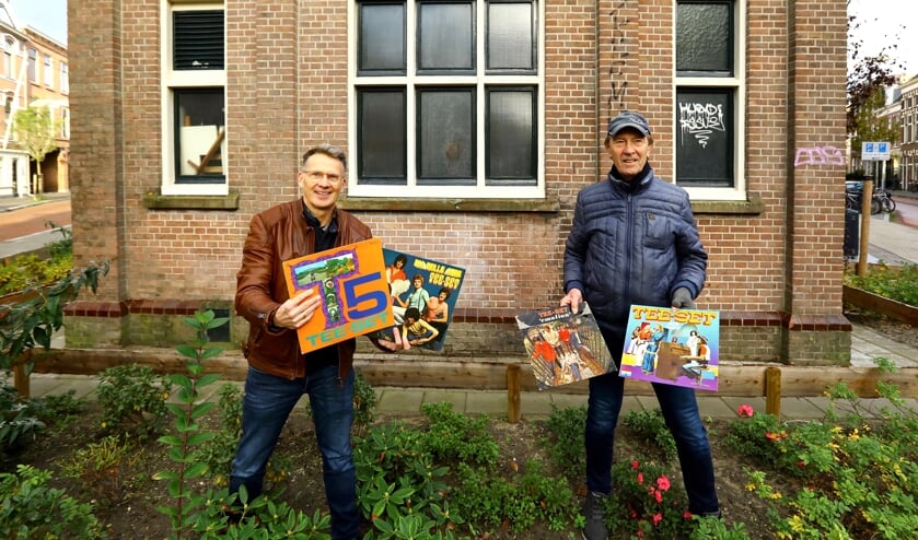 <p>Initiatiefnemer Aad Sosef en Tee-Set gitarist Polle Eduard verheugen zich op de plaatsing van het eerbetoon (Foto: Koos Bommelé)</p>
