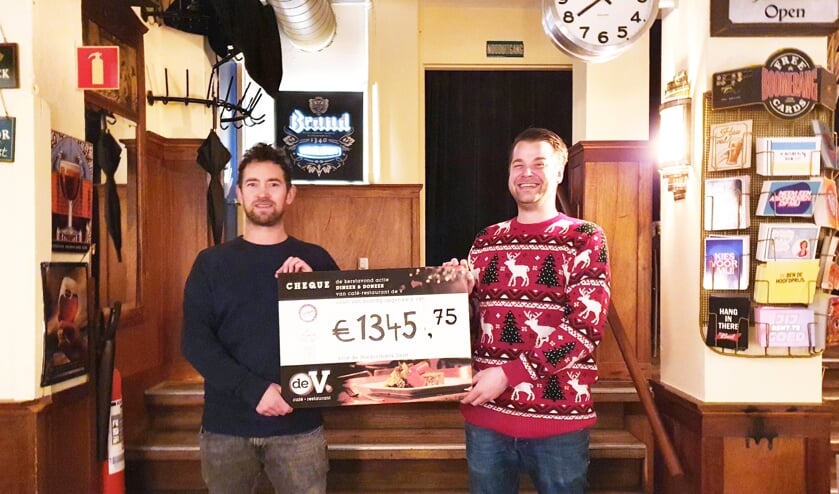 Jon Cornelese (voorzitter Stichting Couvert Extra) en Joris van Leeuwen (eigenaar café de V)