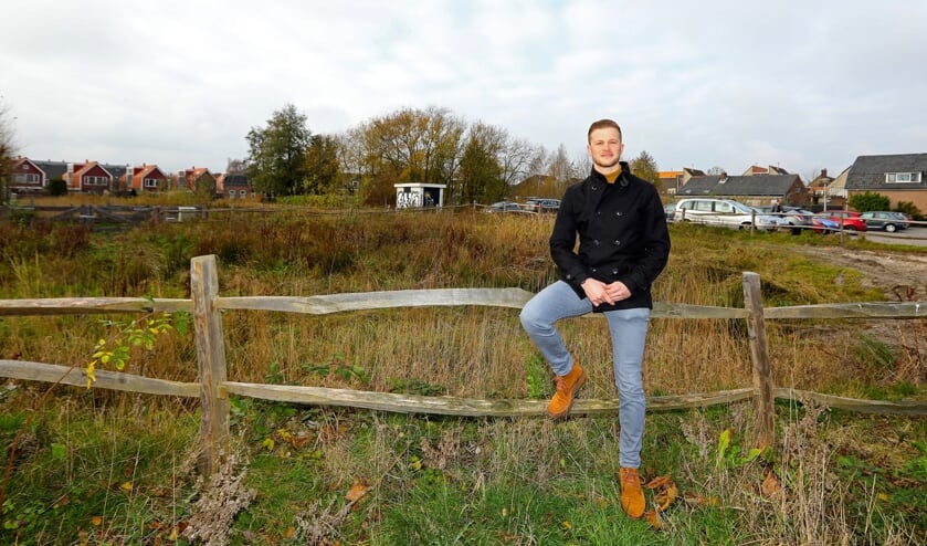 <p>Neal bij 'het gat van Den Hoorn', terrein dat al jaren braak ligt (Foto: Koos Bommelé)</p>