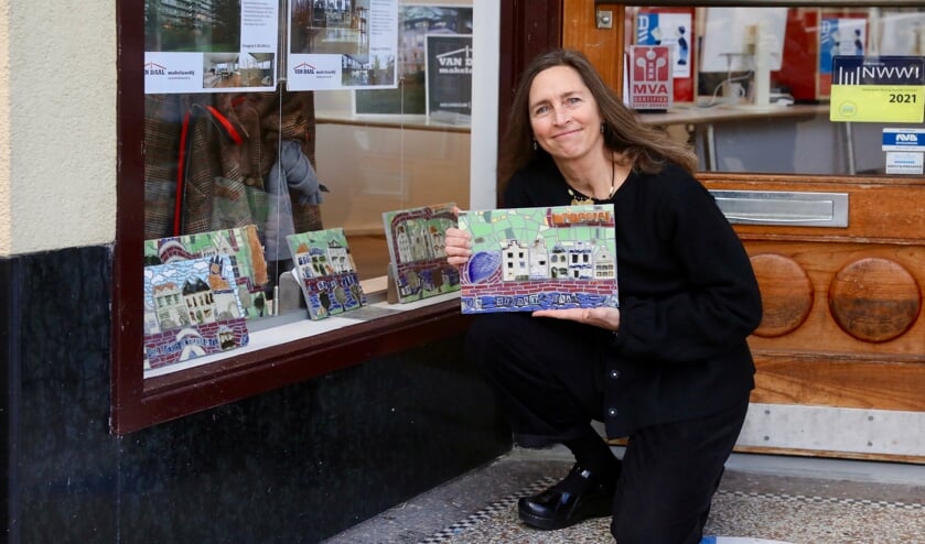 <p>De werken van Nan worden tentoongesteld bij Van Daal Makelaardij (Foto: Koos Bommelé)</p>