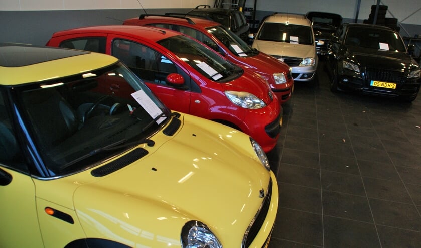 De occasions staan allemaal mooi opgesteld in een aparte showroom van Autobedrijf Harnaschpoort.