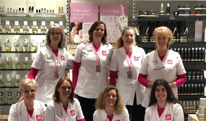 <p>Het team van DA drogisterij Michelle</p>