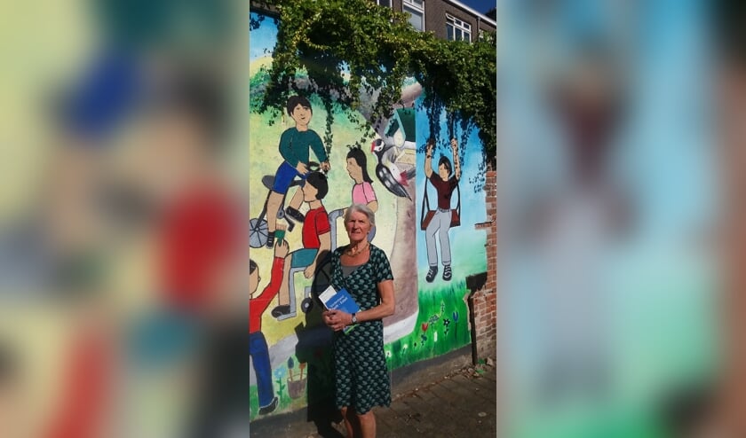 Annick de Bruin voor een muurschildering over kinderrechten