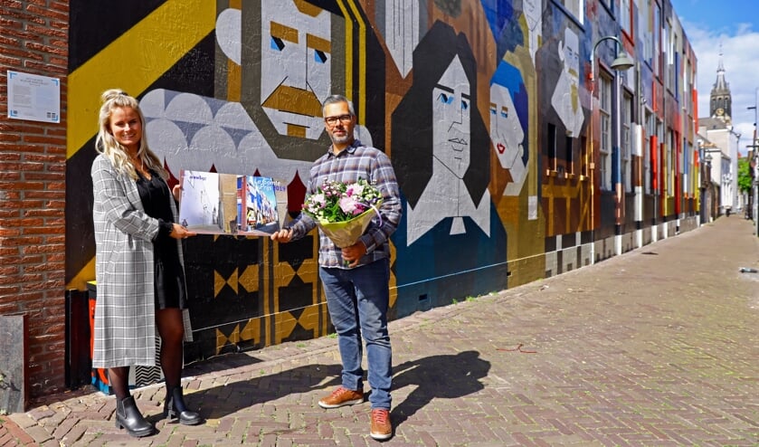 Cheyenne Toetenel namens Rodi Media zh en Publieksprijswinnaar Micha de Bie (Foto: Koos Bommelé)