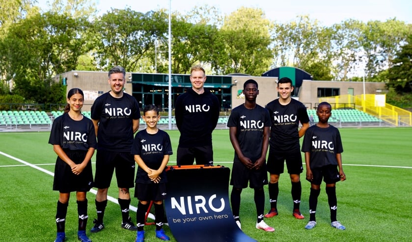 Dina (DHC), Kevin den Os (trainer), Rayan (DHC), Robbie Notenboom (trainer), Avery (Ajax), Tino (SV Den Hoorn) en Shammah (DHC) (Foto: Koos Bommelé)