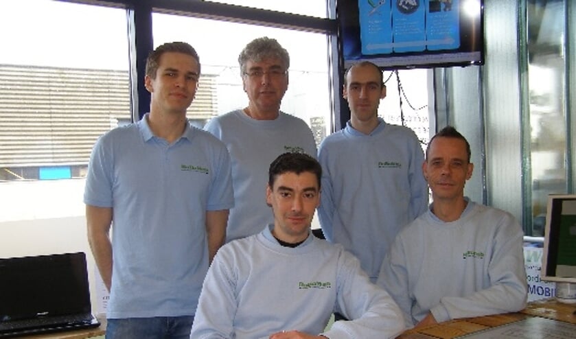 <p>Het RoBoWeb team: Roel, Patrick, Edgar, Rick, Jordi. Karin ontbreekt op de foto. (Foto: PR) </p>