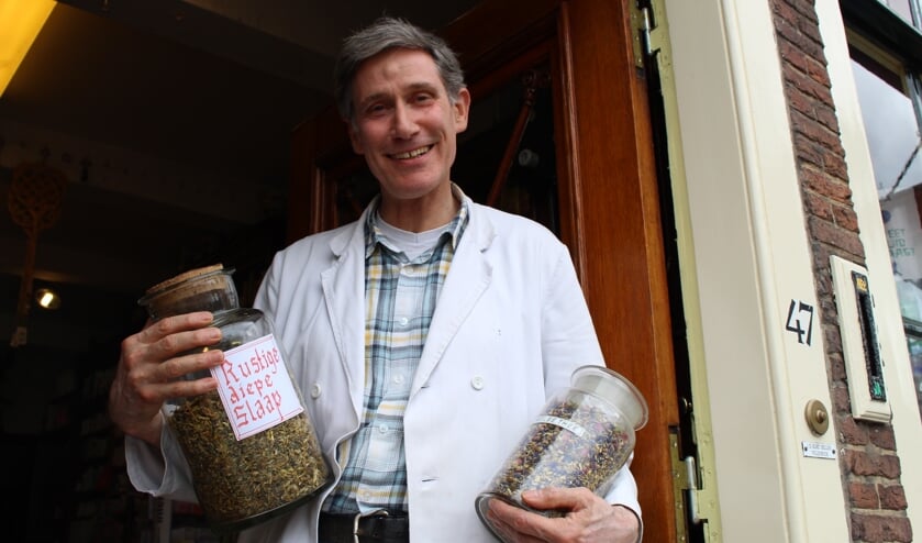 Robert met de pot 'rustige diepe slaap' en de hemelse thee. (Foto: EvE)