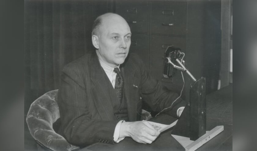 De Delftse hoogleraar Willem Schermerhorn spreekt na zijn aantreden als minister-president het land toe, 1945 (Foto: Van der Reijken, Stadsarchief Delft)