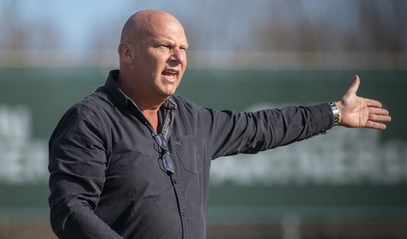 Als het aan trainer Rob de Lange ligt, verlaat de bokaal zaterdag het complex van DHC niet (Foto: Roel van Dorsten)