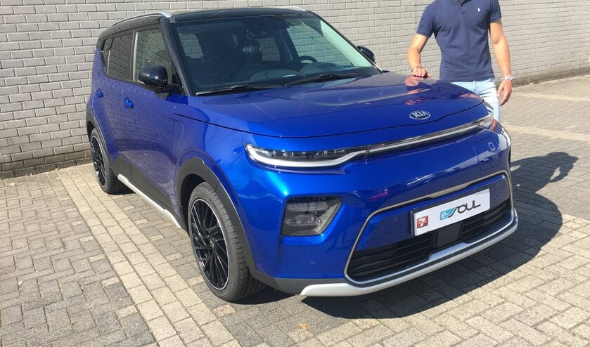 Eén van de verkoopmedewerkers van Kia Zeeuw & Zeeuw bij de e-Soul.