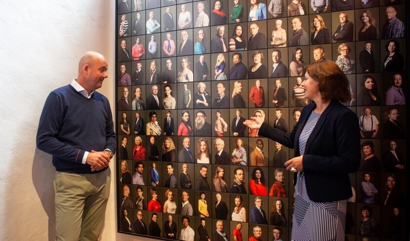 Mulder (Rabobank) en Moerman (Museum Prinsenhof) bij het Inhuldigingsportret koning der Nederlanden (Foto: Marco Zwinkels)