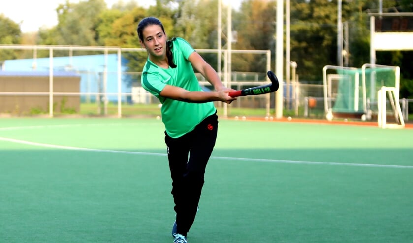 Emma in actie bij haar hockeyclub (Foto: Koos Bommelé)