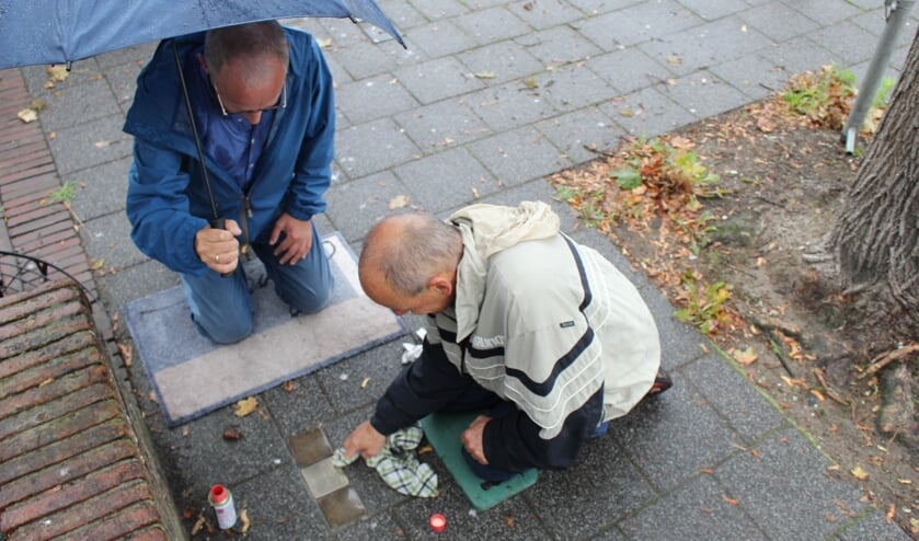 <p>Adrie (r) en Willem Jan nemen de Stolpersteine liefdevol onderhanden. (Tekst & Foto: EvE)</p>