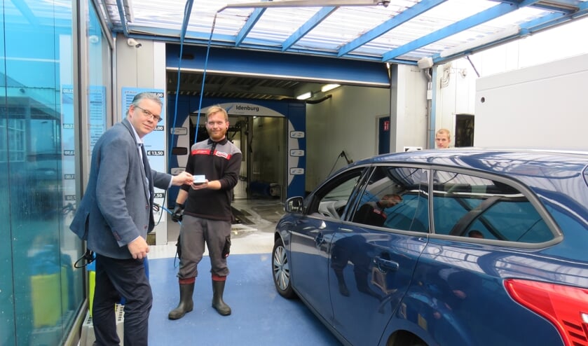 Robin Verhoef (Makro) wordt alvast geadviseerd door Thomas (Idenburg Car Solutions) bij de keuze voor een wasprogramma