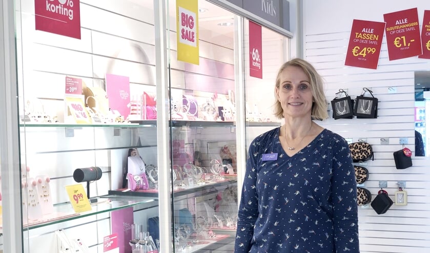 Lonneke is assistent-bedrijfsleider van Lucardi Juwelier in de Hoven Passage