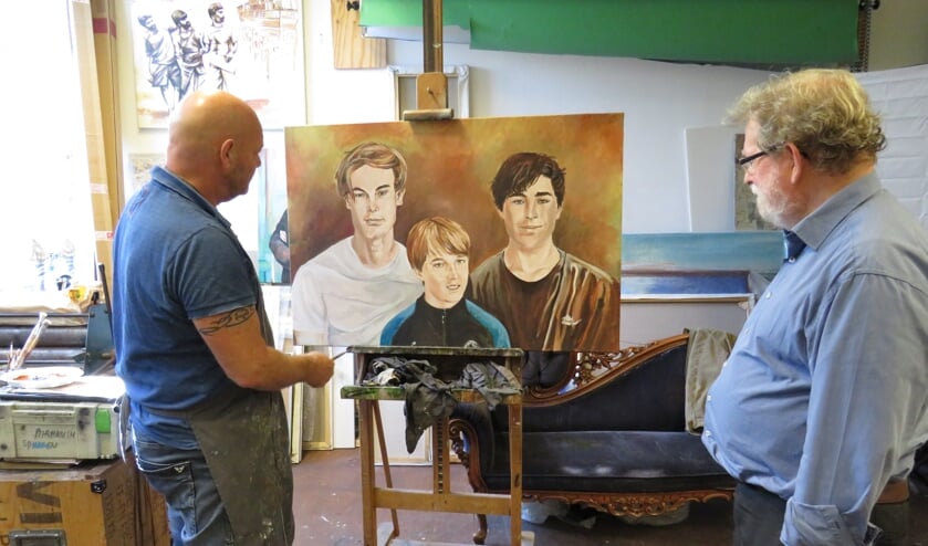 <p>Bestuursleden Joost Konings en Jos van Kan in Atelier Konings. Een van de deelnemende ateliers tijdens de atelierroute.</p>
