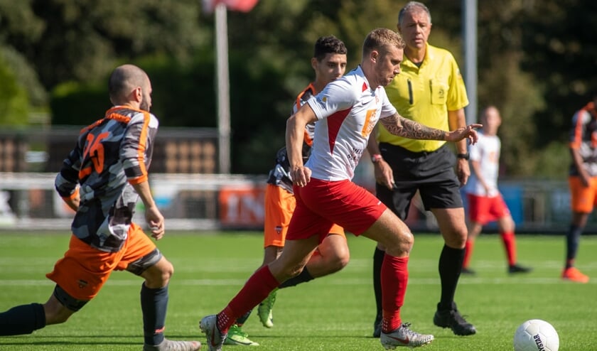 <p>Donny van Oijen was afgelopen zondag bij de seizoensouverture tegen IJsselmonde eenmaal trefzeker en hoopt dat gedurende het lopende seizoen met zijn fitheid ook zijn trefzekerheid toe zal nemen. (foto: Roel van Dorsten) </p>