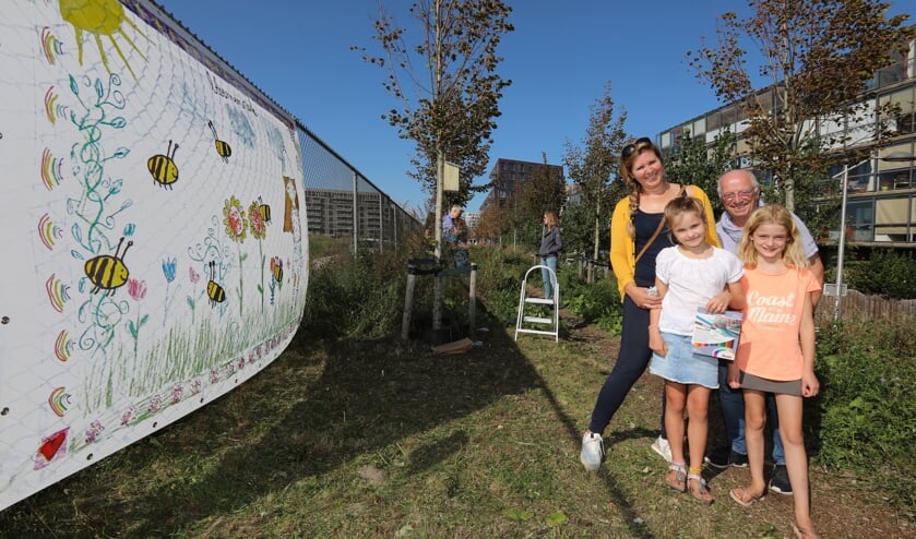 De tekeningen maken de parkstrook een stuk gezelliger
(Foto: Koos Bommelé)