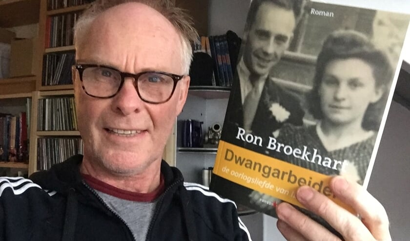 <p>Ron Broekhart en zijn recent verschenen debuutroman 'Dwangarbeid'.</p>