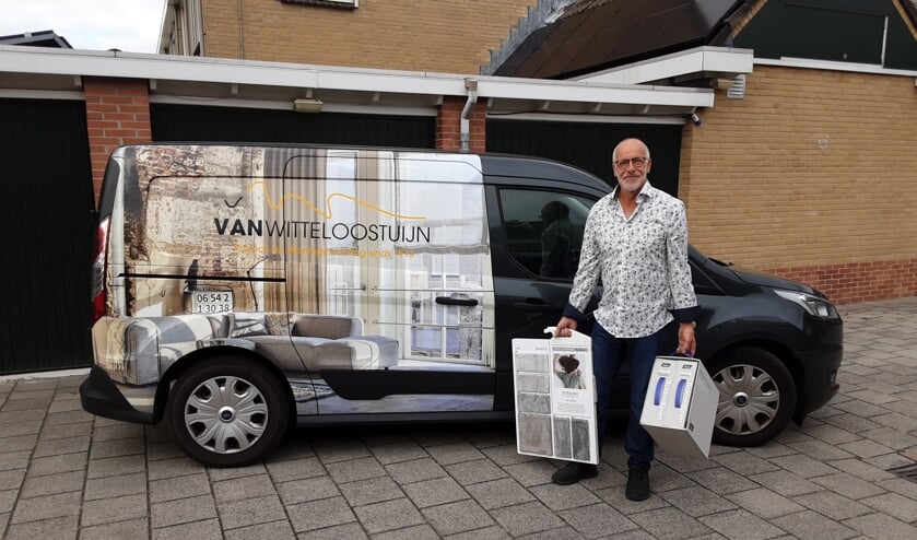 <p>Dick van Witteloostuijn voor zijn goed herkenbare bedrijfswagen.</p>
